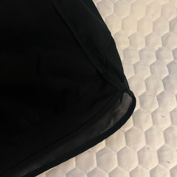 Athleta Mesh Racer Run Short - Picture 4 of 6